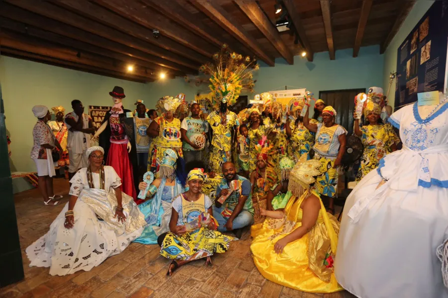 Afoxés saem em cortejo no Pelô e celebram resistência