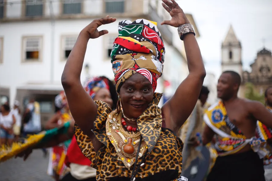 Afoxés saem em cortejo no Pelô e celebram resistência
