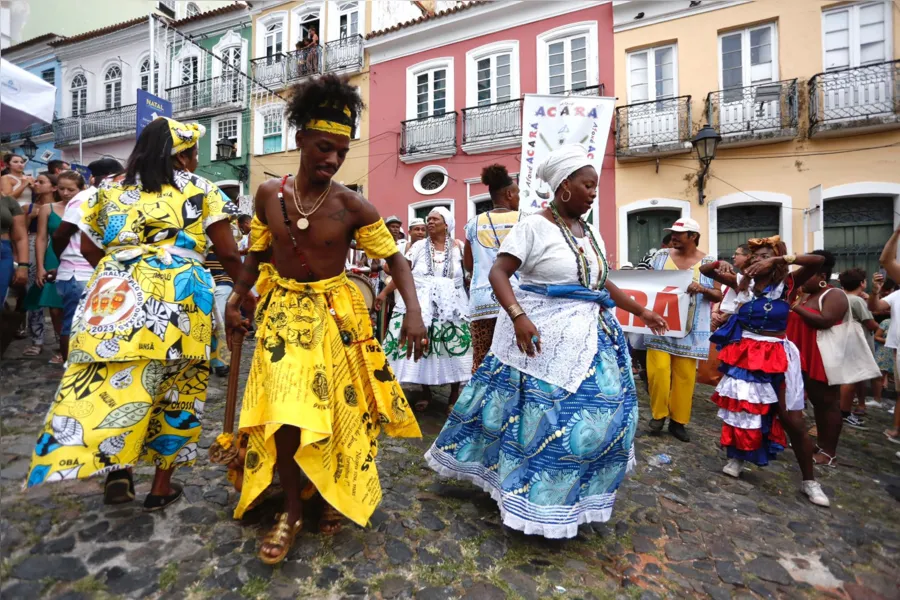Afoxés saem em cortejo no Pelô e celebram resistência