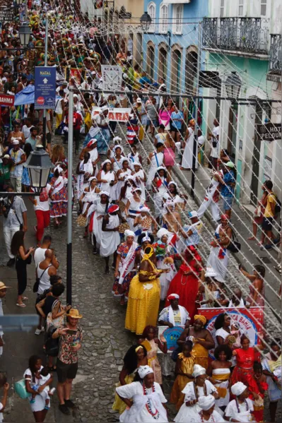 Afoxés saem em cortejo no Pelô e celebram resistência