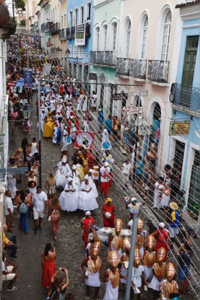 Afoxés saem em cortejo no Pelô e celebram resistência