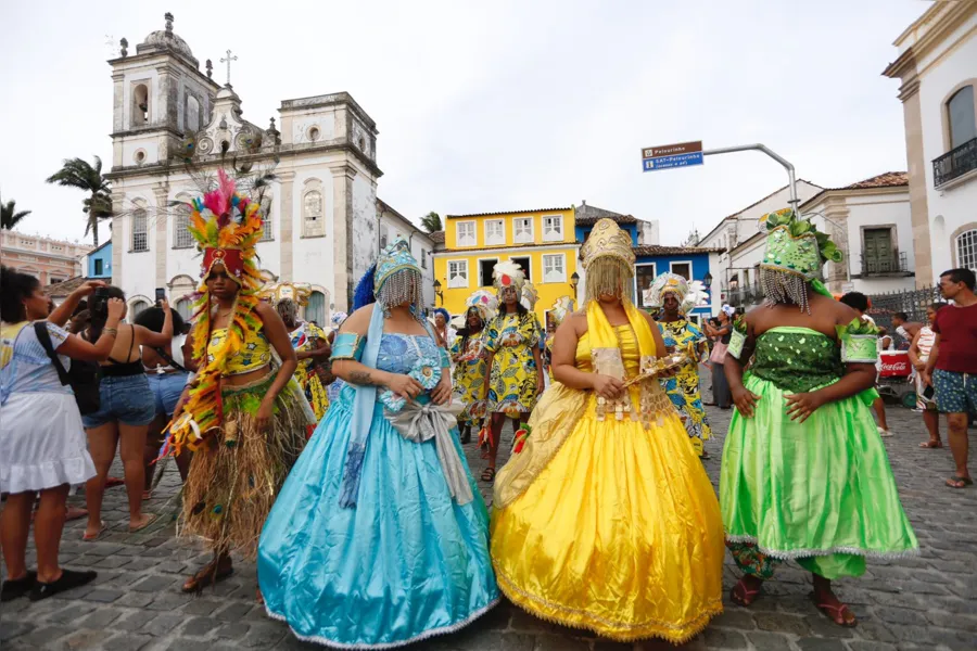 Afoxés saem em cortejo no Pelô e celebram resistência