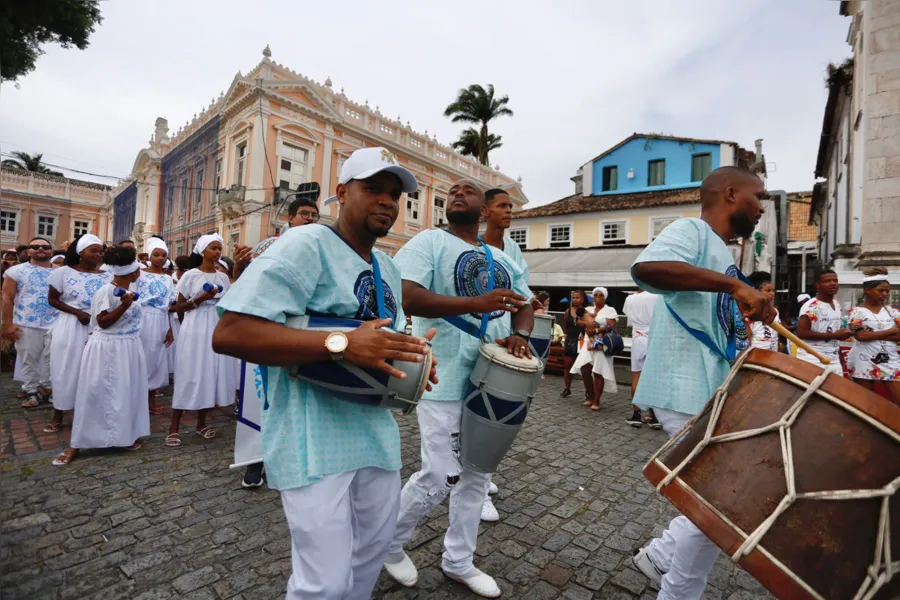 Afoxés saem em cortejo no Pelô e celebram resistência