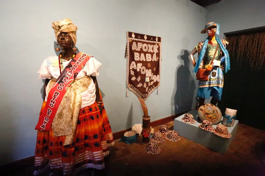 Afoxés saem em cortejo no Pelô e celebram resistência