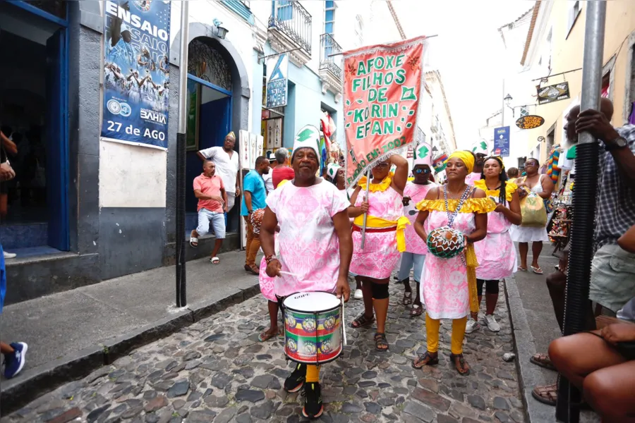 Afoxés saem em cortejo no Pelô e celebram resistência