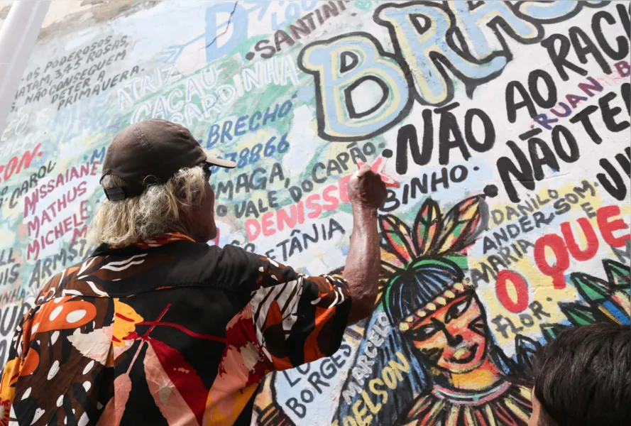 Artista baiano esbanja beleza com pinturas coloridas no Porto da Barra