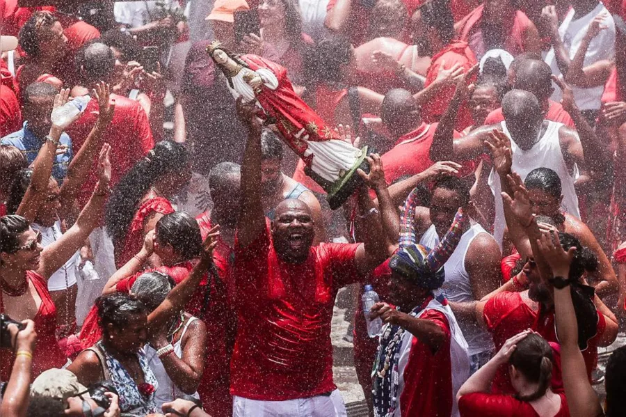 Festa de Santa Bárbara no Pelourinho é emocionante; confira fotos