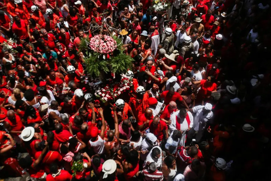 Festa de Santa Bárbara no Pelourinho é emocionante; confira fotos