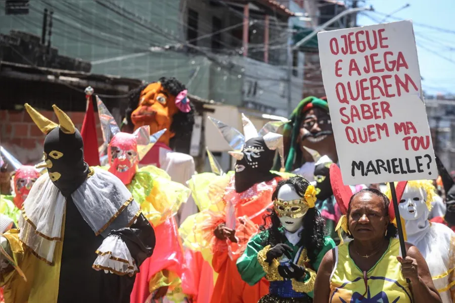 Jegue e Jega alegram ruas do Uruguai