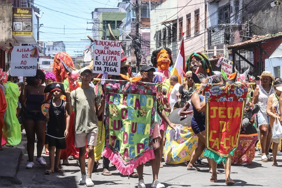 Jegue e Jega alegram ruas do Uruguai