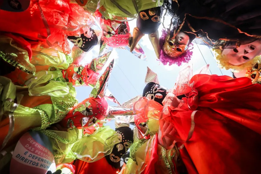 Jegue e Jega alegram ruas do Uruguai