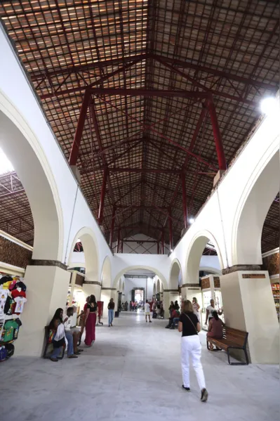 Mercado vira ‘modelo’ com estampa renovada pronta para o verão