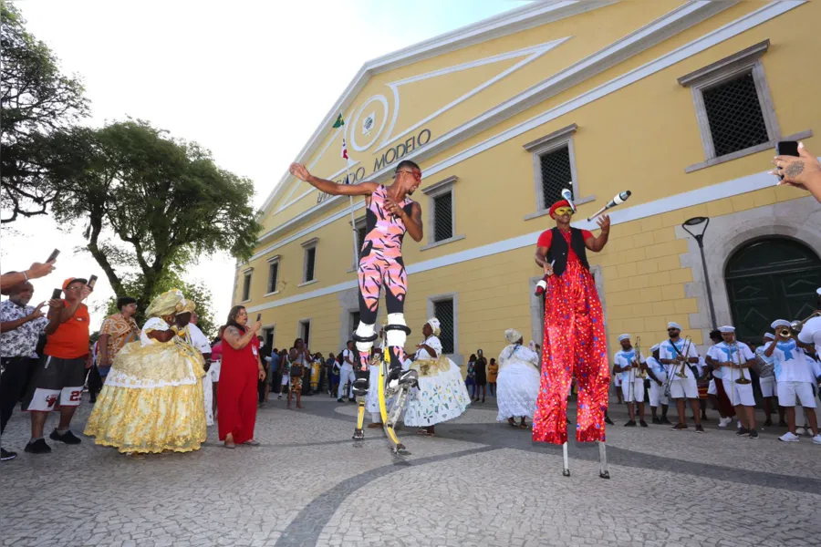 Mercado vira ‘modelo’ com estampa renovada pronta para o verão