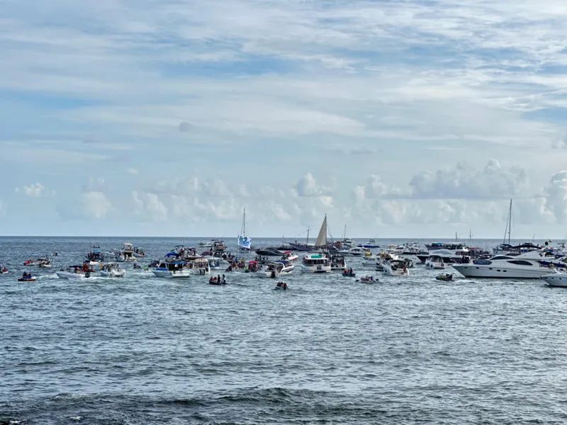 Rainha do Mar: fotos e detalhes da saída dos presentes pra Iemanjá
