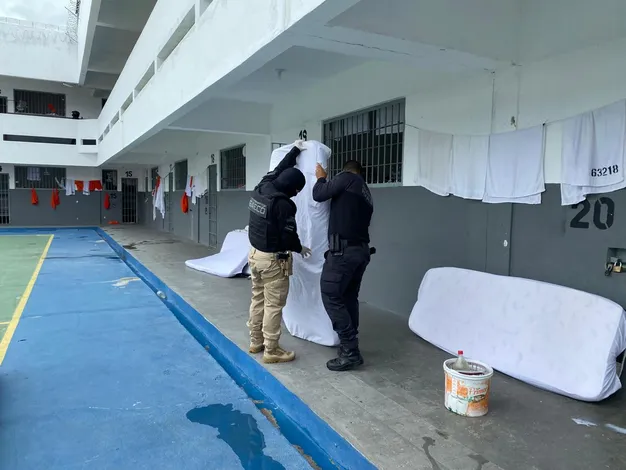 Momento da fuga foi flagrado pelas câmeras internas de segurança da unidade