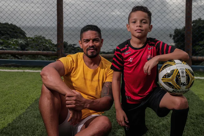 Dupla dinâmica: pai e filho vivem jornada intensa por sonho no futebol
