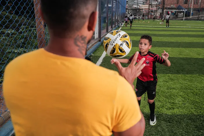 Dupla dinâmica: pai e filho vivem jornada intensa por sonho no futebol