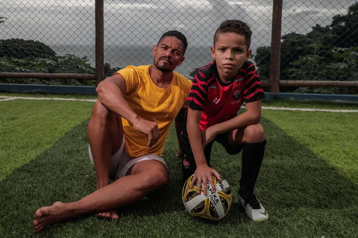 Dupla dinâmica: pai e filho vivem jornada intensa por sonho no futebol