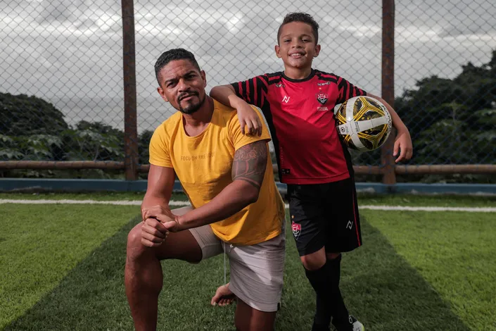 Dupla dinâmica: pai e filho vivem jornada intensa por sonho no futebol