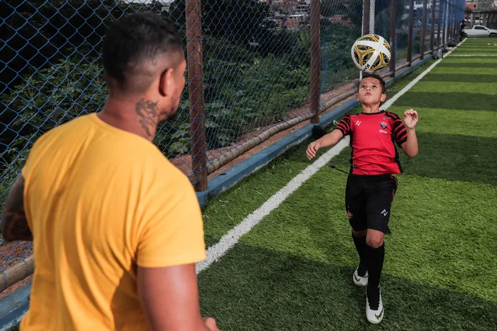 Dupla dinâmica: pai e filho vivem jornada intensa por sonho no futebol