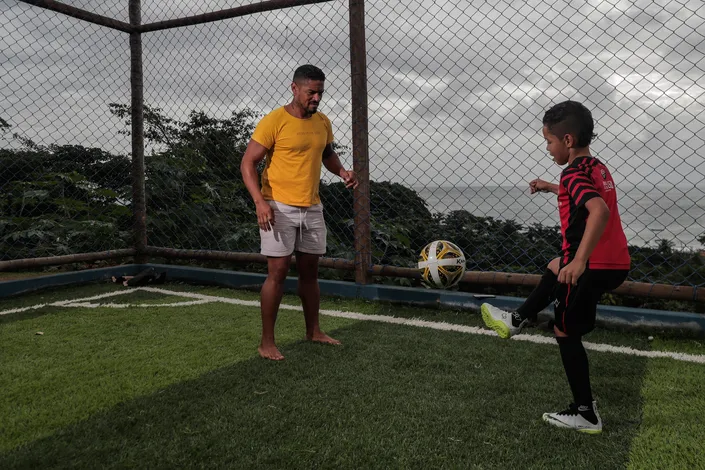 Dupla dinâmica: pai e filho vivem jornada intensa por sonho no futebol