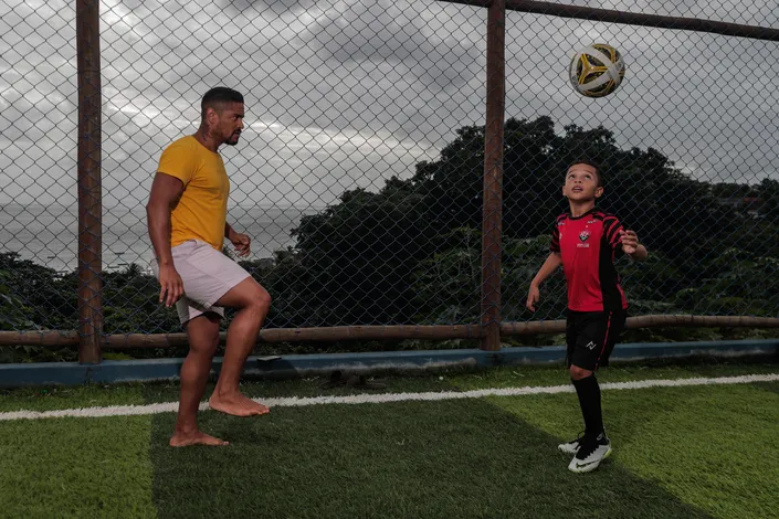 Dupla dinâmica: pai e filho vivem jornada intensa por sonho no futebol