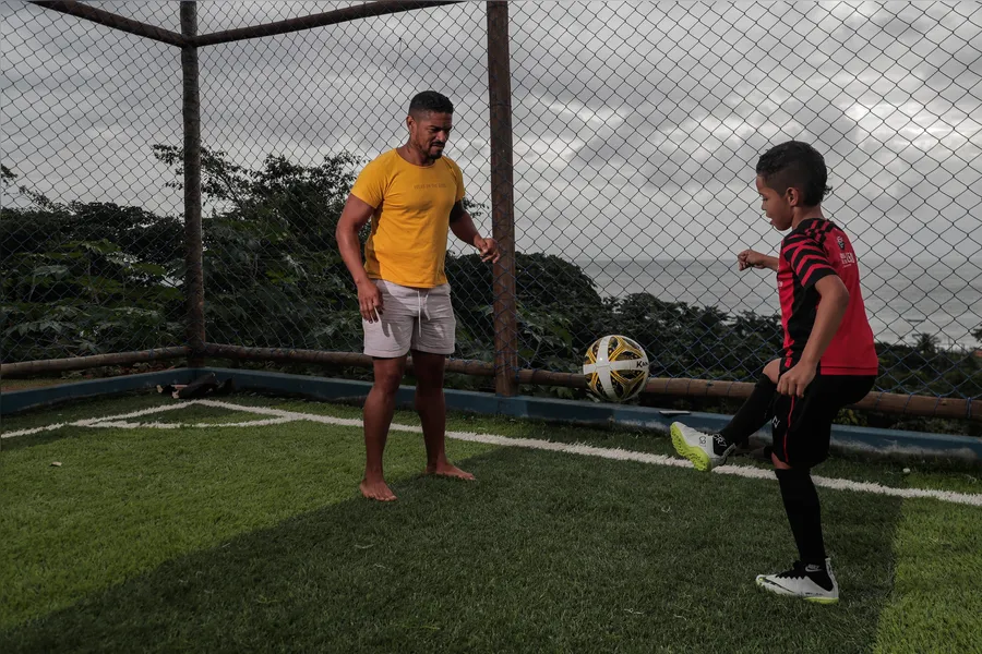 Dupla dinâmica: pai e filho vivem jornada intensa por sonho no futebol