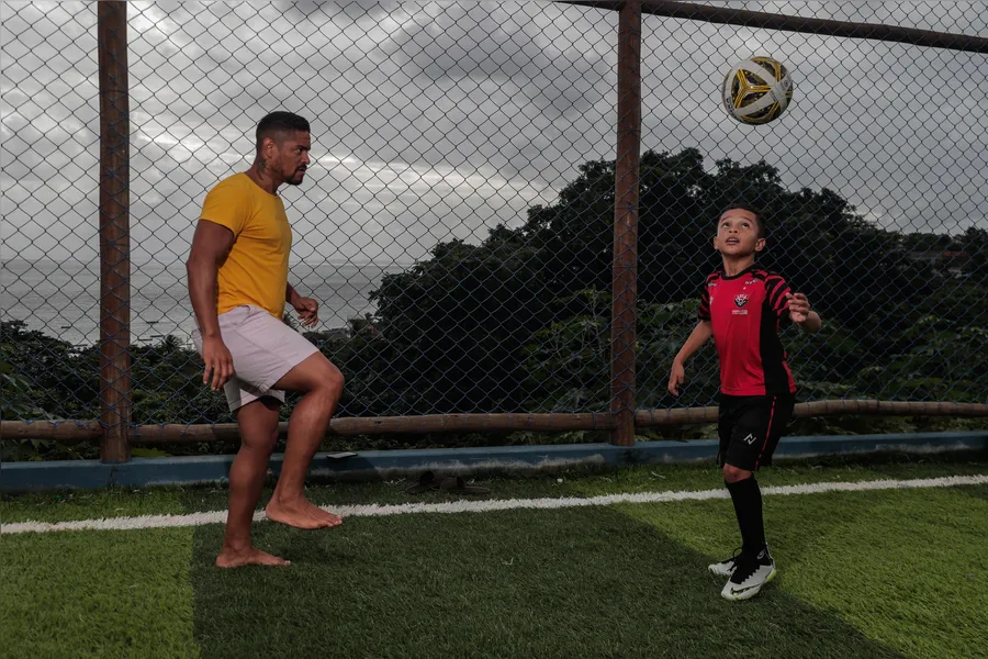 Dupla dinâmica: pai e filho vivem jornada intensa por sonho no futebol