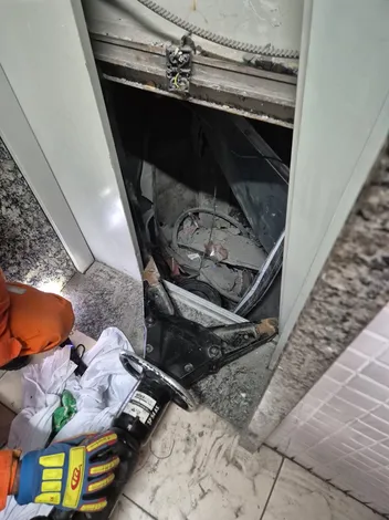 Bombeiros mostram os destroços do elevador que despencou em Salvador