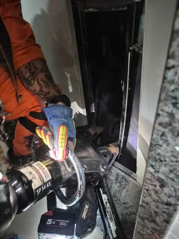 Bombeiros mostram os destroços do elevador que despencou em Salvador