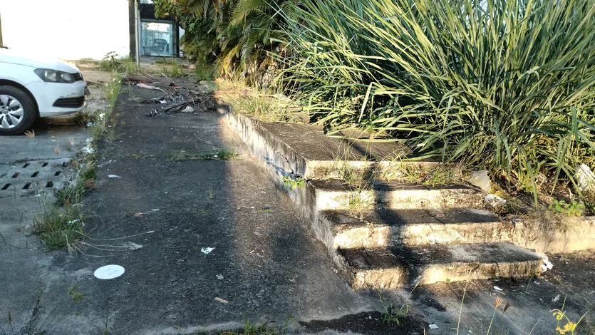 Pedir ajuda começa na calçada: a acessibilidade nas DEAMs de Salvador
