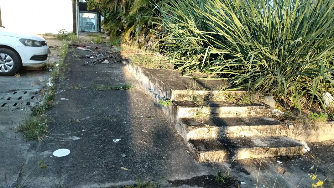Pedir ajuda começa na calçada: a acessibilidade nas DEAMs de Salvador