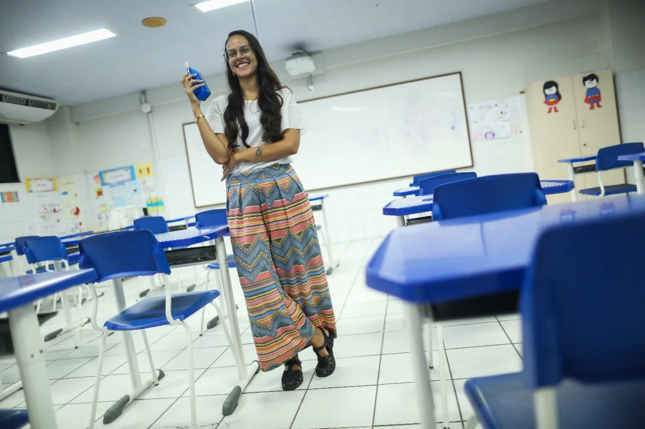 Imagem ilustrativa da imagem A educação além da sala de aula, livros e cadernos