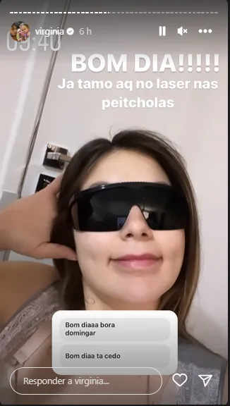 A influencer posou com oculos escuros e informou que estava indo fazer laser nos seios