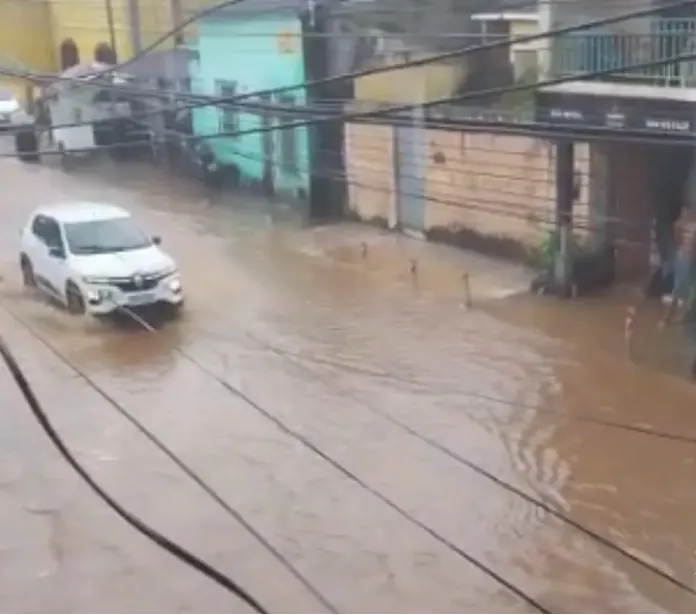 Rua em Ilhéus, no sul da Bahia, ficaram alagadas.