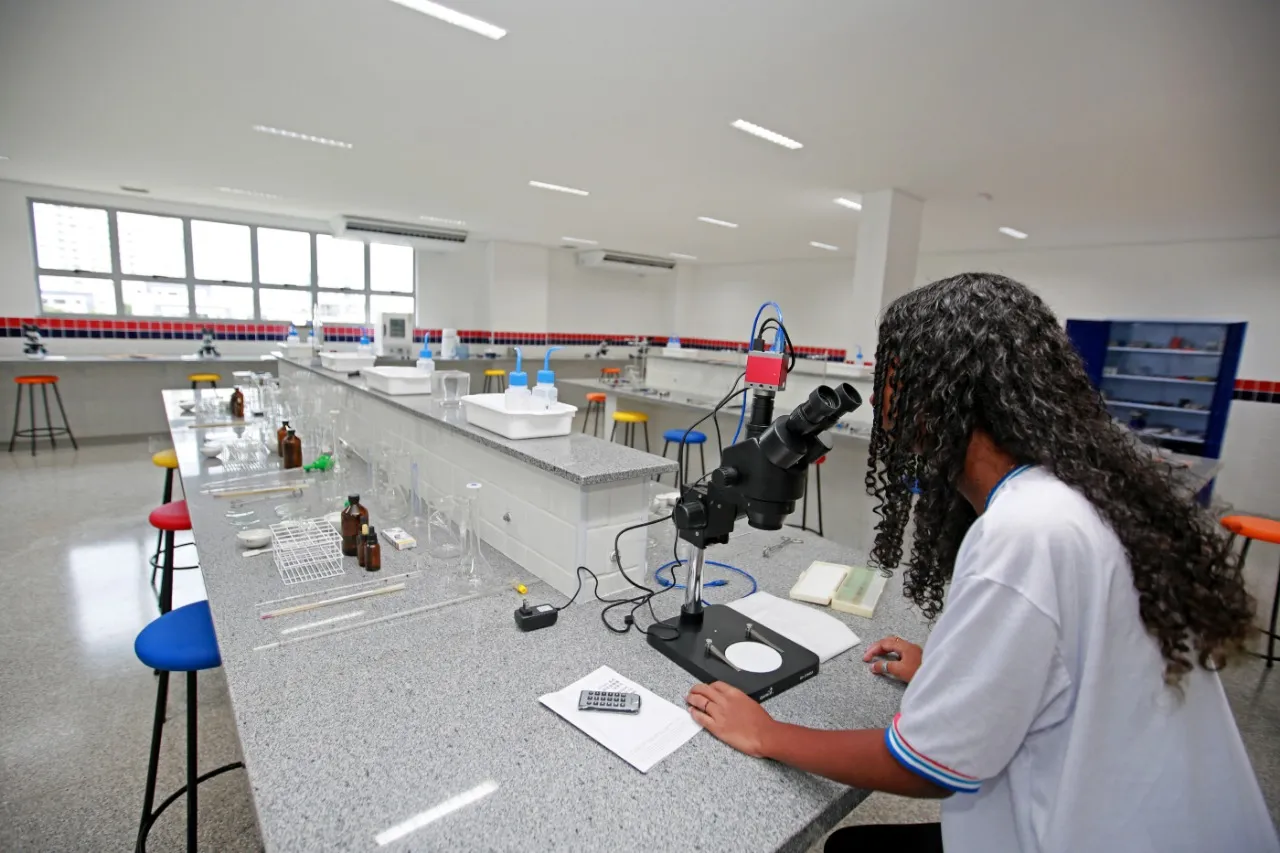 O Ceeinfor também possui laboratórios