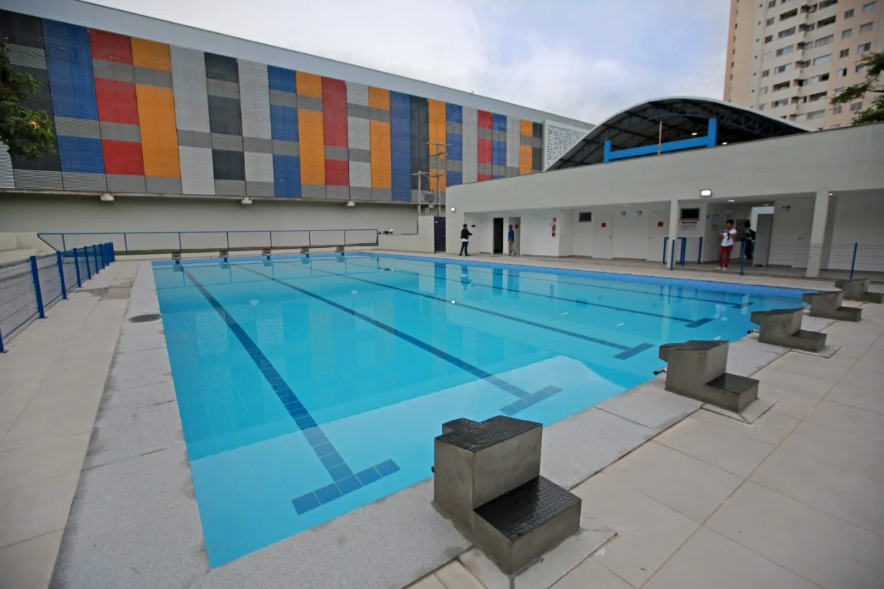 Quadra poliesportiva coberta e piscina semiolímpica