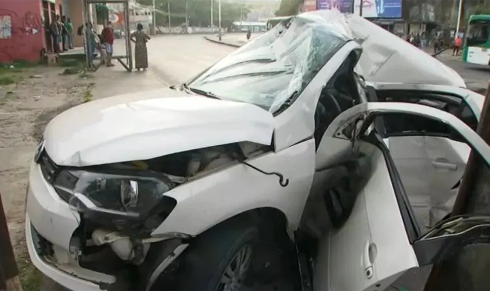 Suspeitos bateram carro durante perseguição