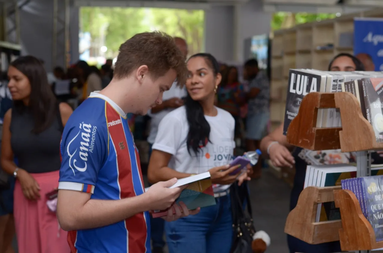 Programação teve lançamento e exposição de livros, palestras, música, teatro e muito mais