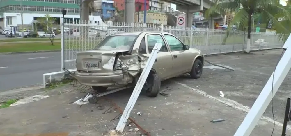 Motorista fica ferido após perder o controle de carro em Salvador.
