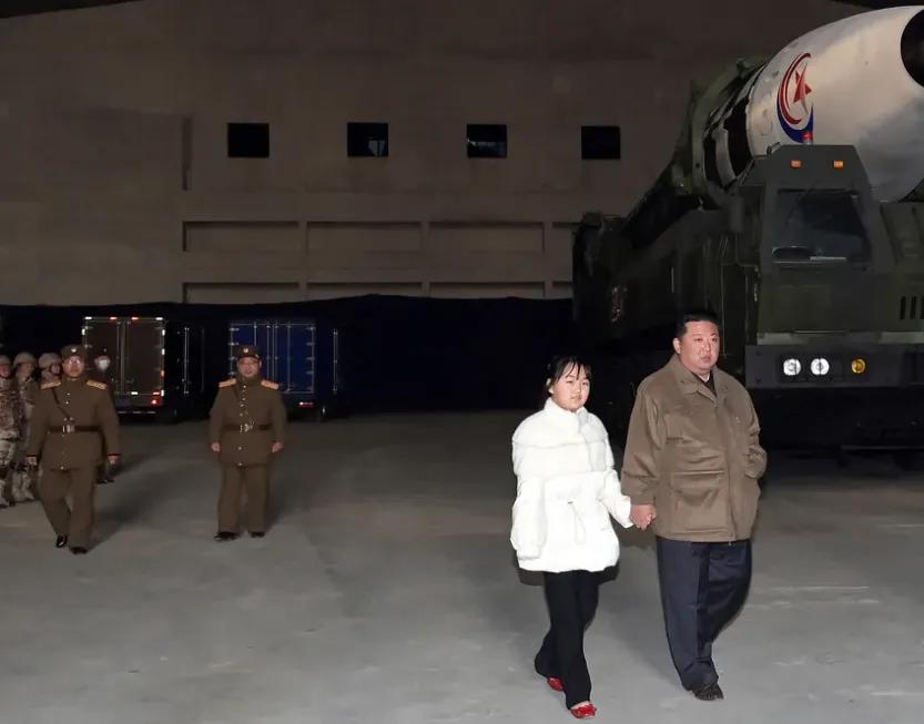 Kim Jong-un e a filha, durante teste de míssil na Coreia do Norte