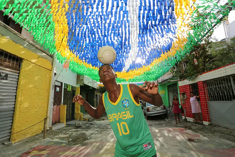 Imagem ilustrativa da imagem Rua 13, na Federação, está pronta pra ver o hexa da Seleção Brasileira