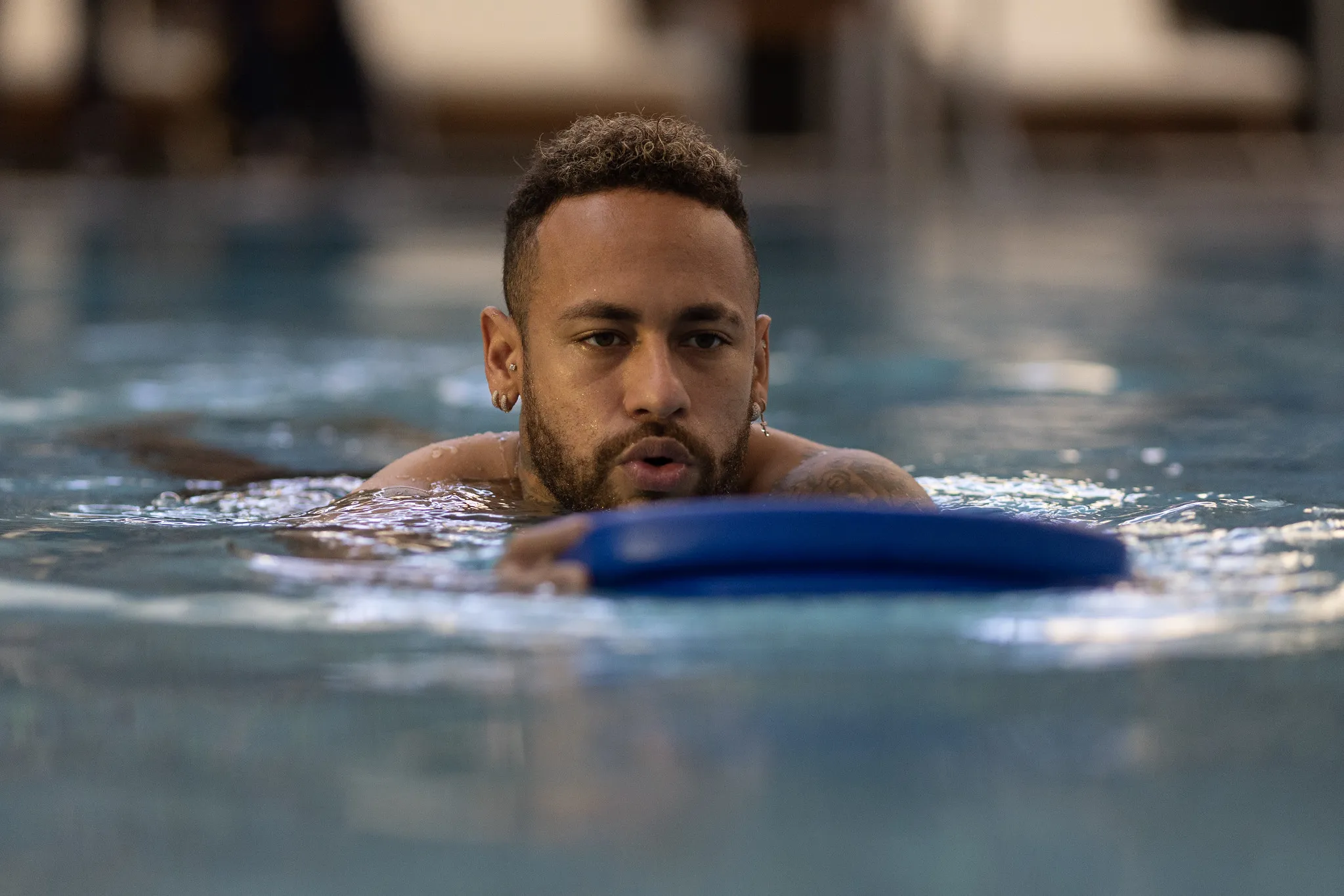 Neymar fez um trabalho de fisioterapia na piscina