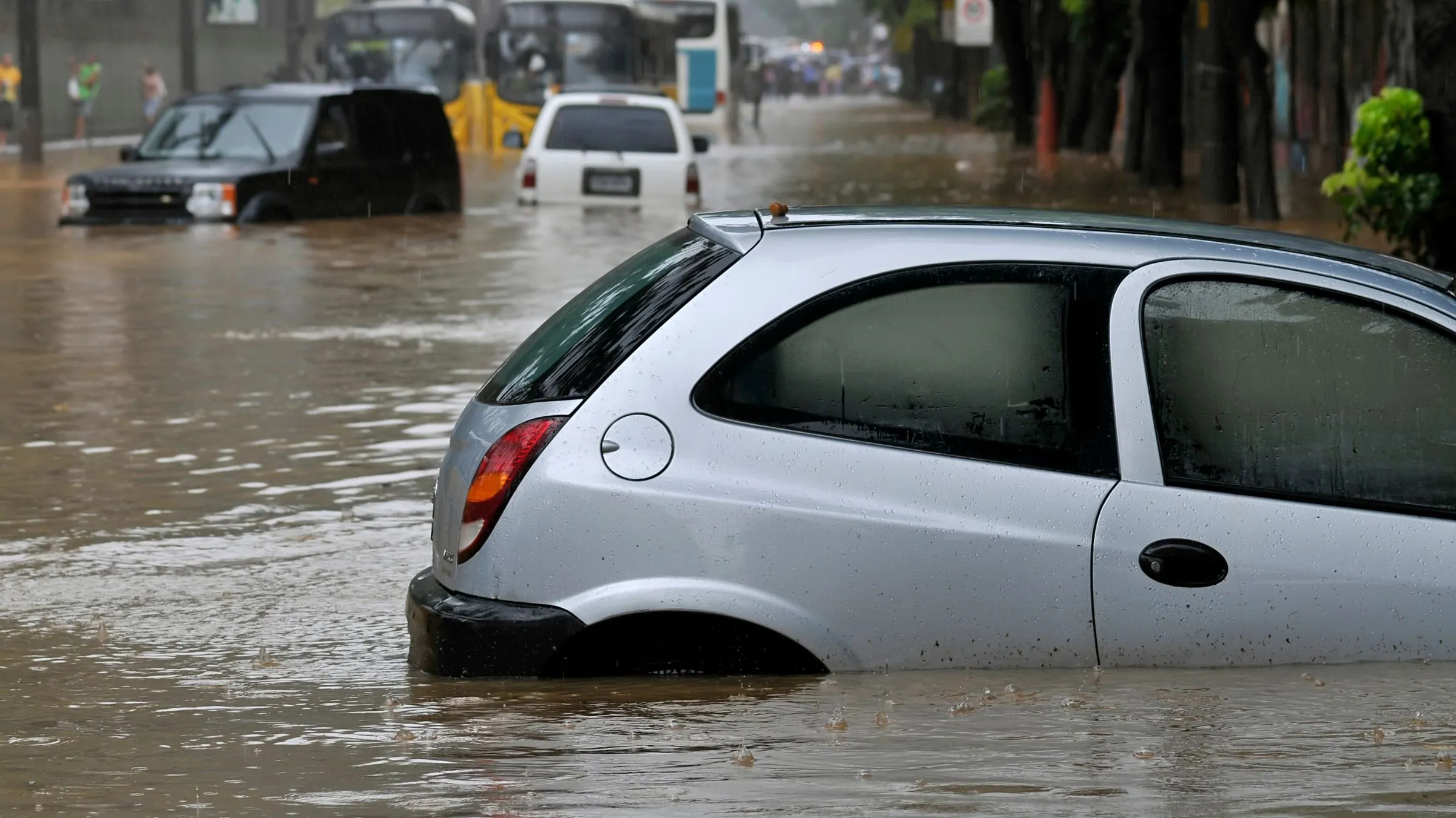 Diversos imóveis e veículos foram arrastados pelas enchentes