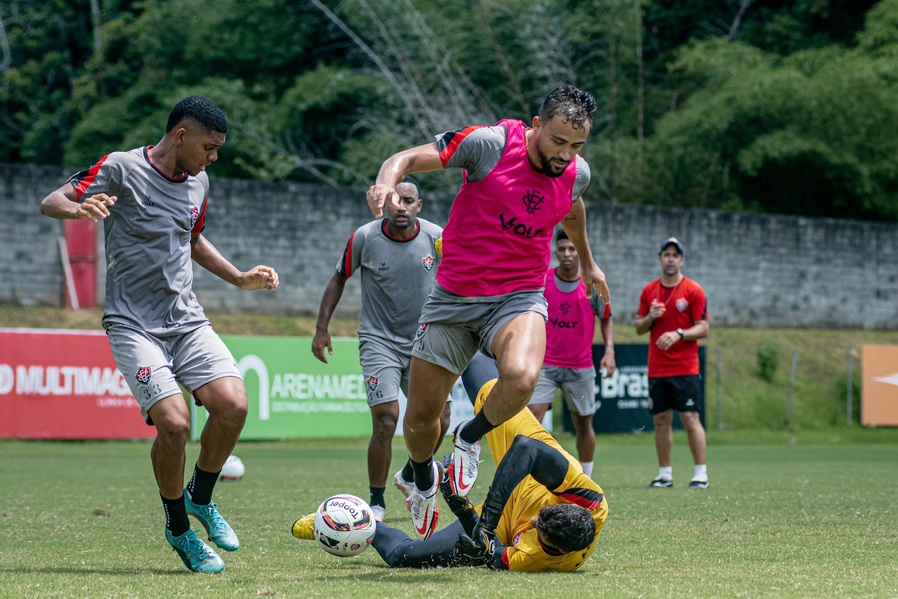 Imagem ilustrativa da imagem Homem-gol? Reforço do Vitória, Léo Gamalho realiza exames no clube