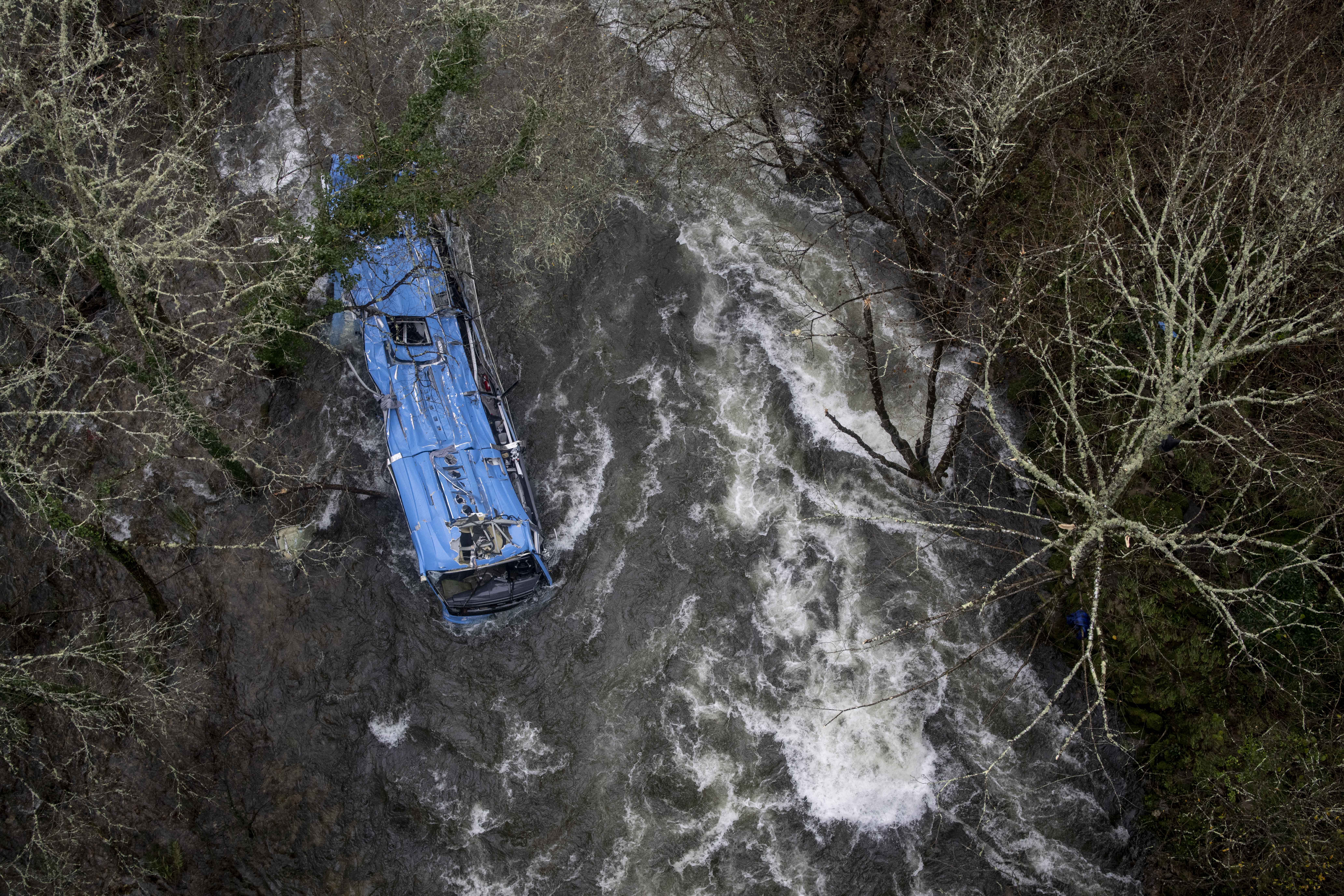 Imagem ilustrativa da imagem Queda de ônibus em rio da Espanha deixa seis mortos