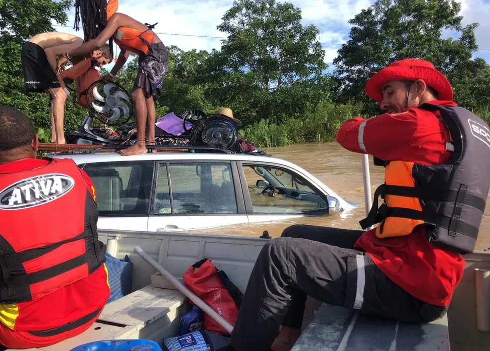 Imagem ilustrativa da imagem Itacaré cancela Réveillon e bombeiros resgatam vítimas com barco