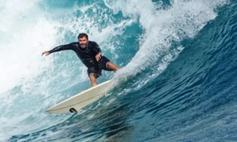 Imagem ilustrativa da imagem Luto no esporte: Surfista de ondas gigantes morre após queda fatal