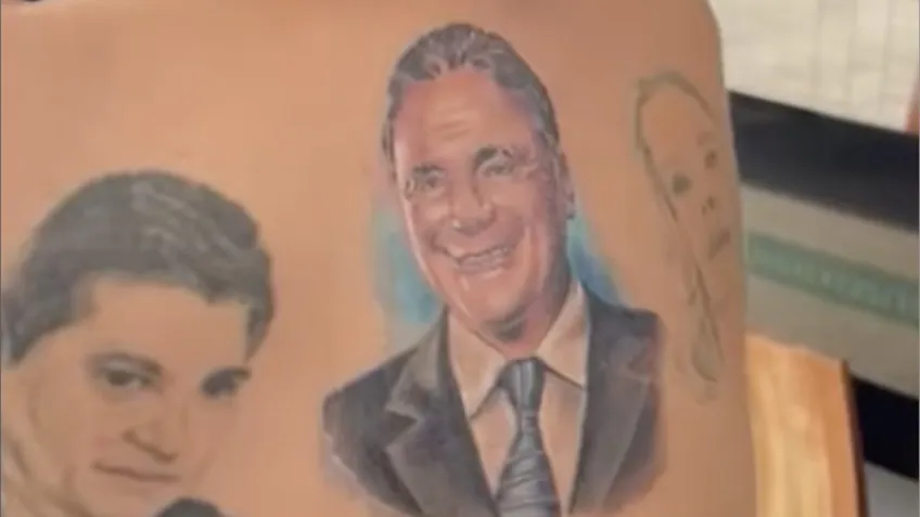 Imagem ilustrativa da imagem Kajuru mete tatuagem com cara de senador nas costas: "Prometi fazer"