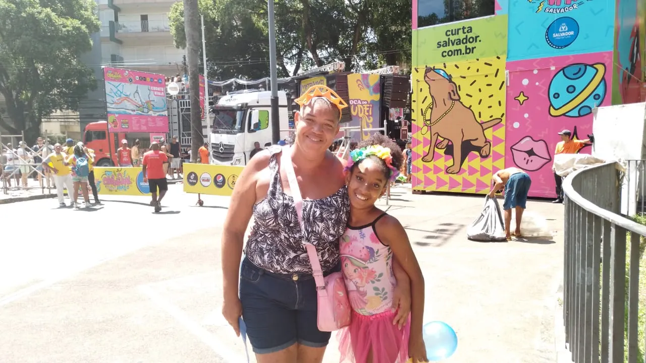 Mãe e filha, Patrícia e Ana chegaram antes do começo do trio Pipoca Doce